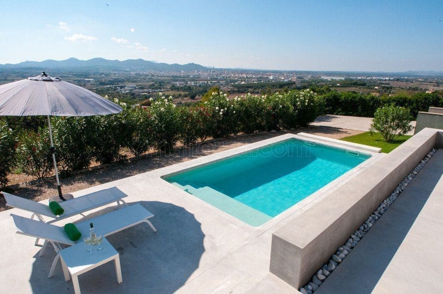 ferien moderne villa mallorca pool 900x598
